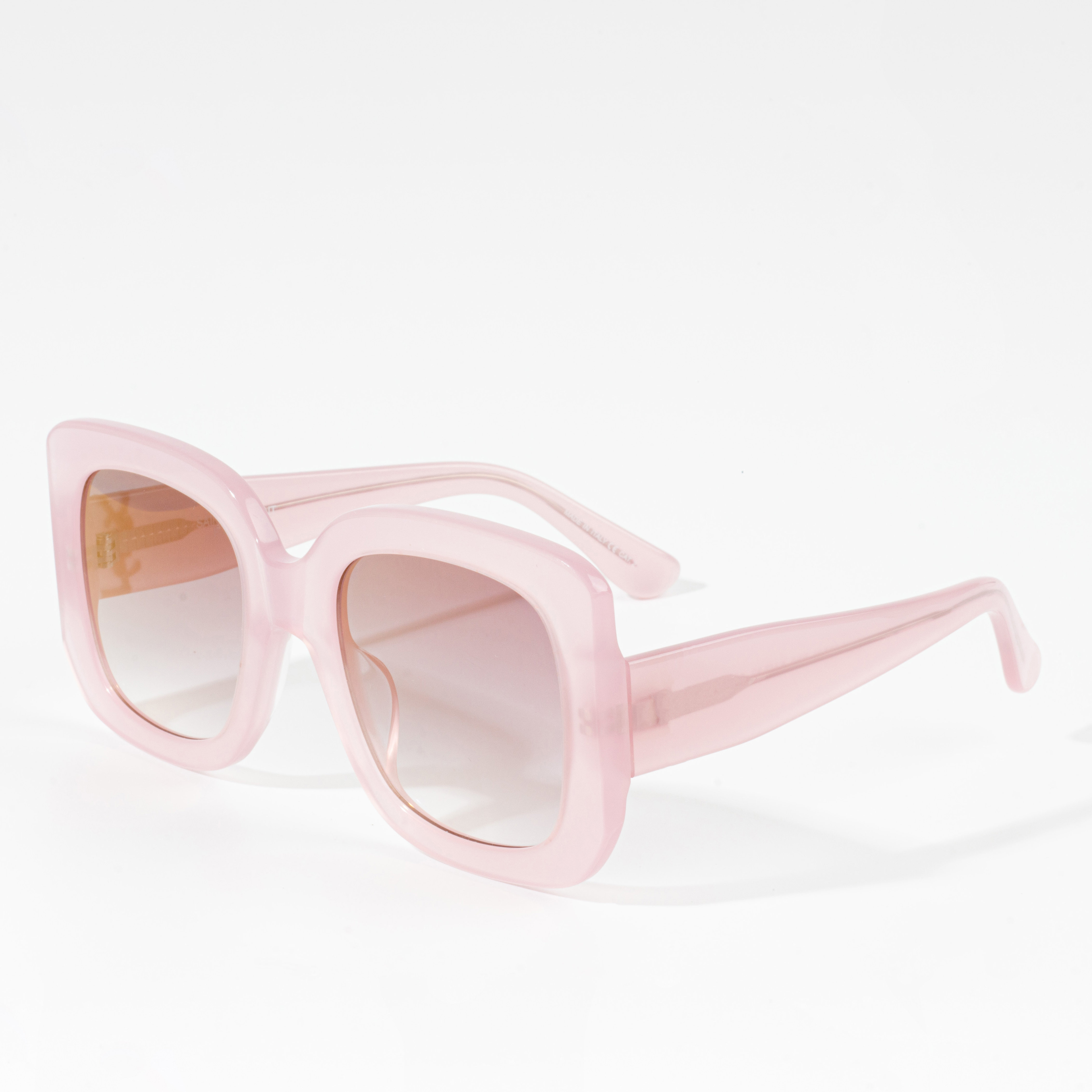 návrhář dámských slunečních brýlí