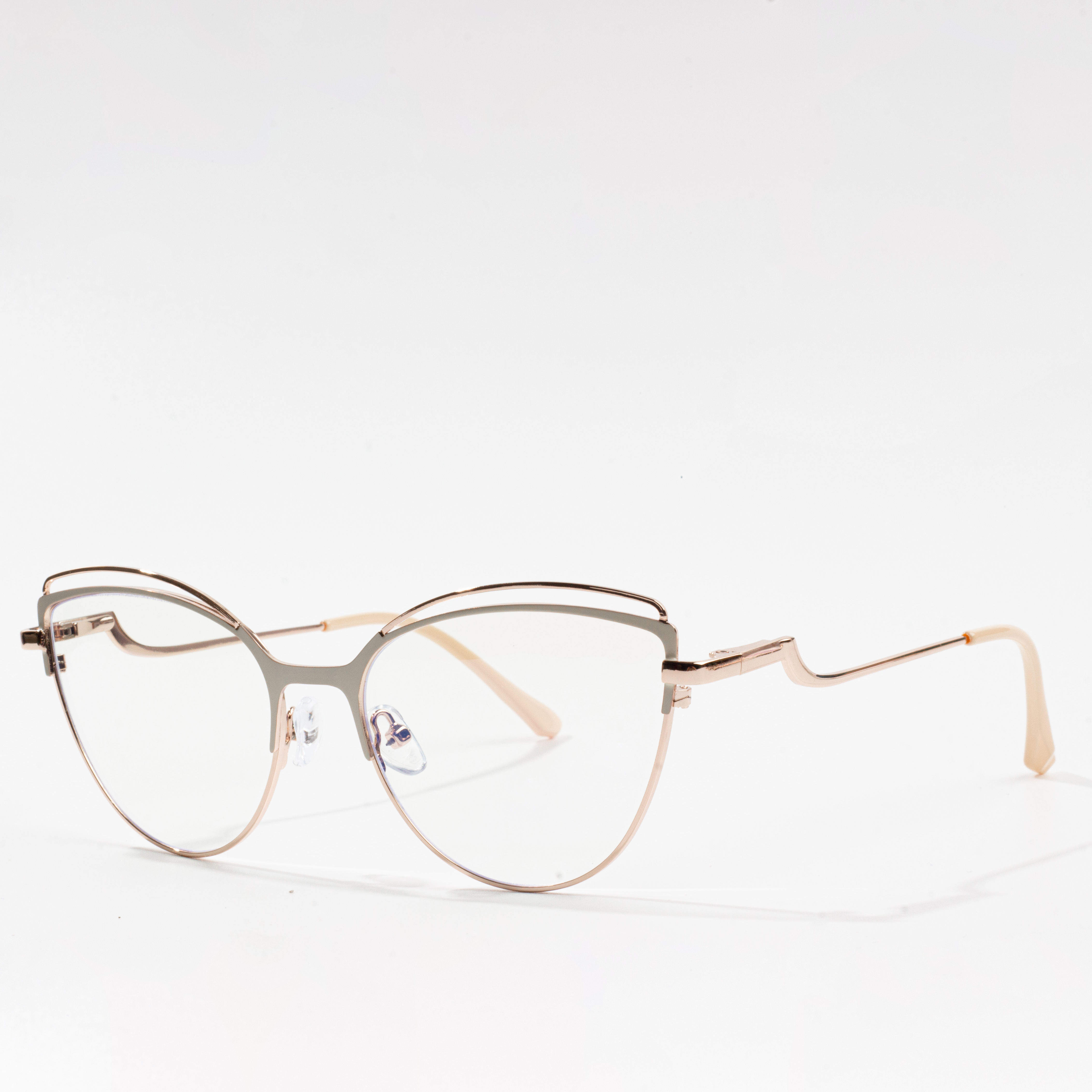 عینک با قاب طلایی