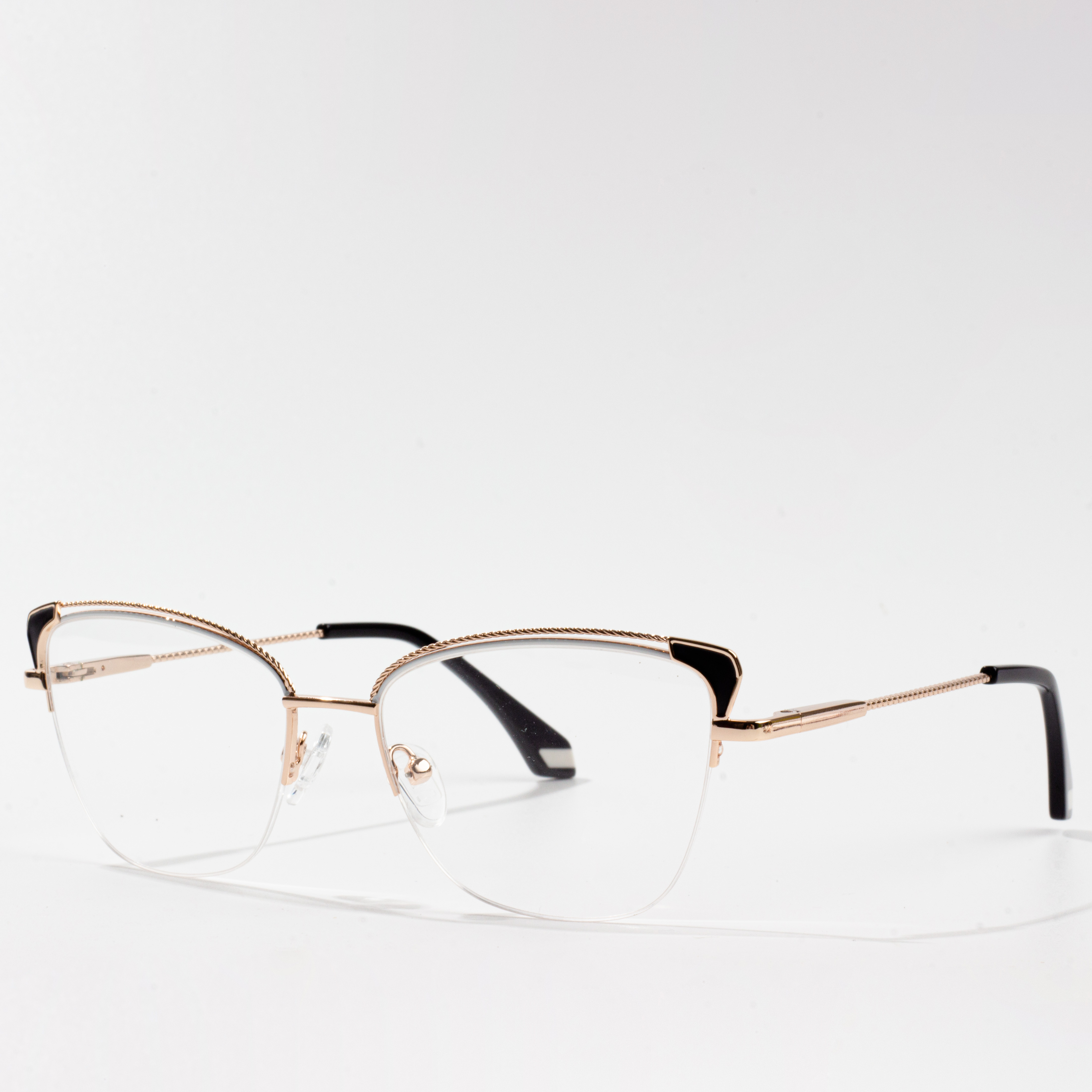 عینک با فریم طلایی
